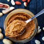 Mengonsumsi Selai Kacang